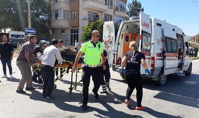 Otomobille 3 tekerlekli motosiklet çarpıştı: 2 ağır yaralı