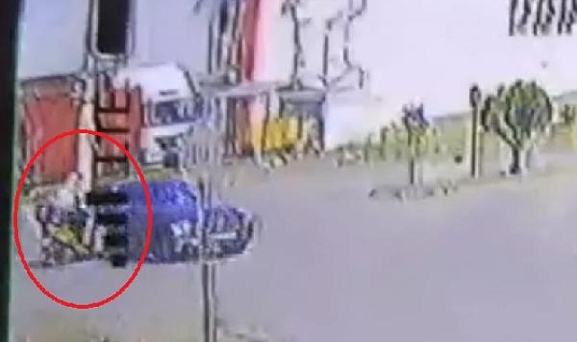 Otomobille çarpışan motosikletin sürücüsü yaralandı; kaza anı kamerada