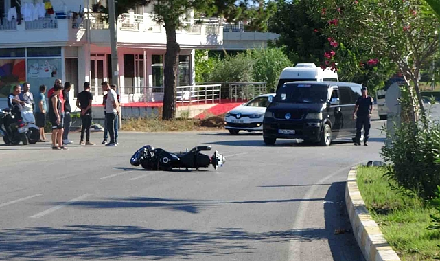 Panelvanla çarpışan motosiklet sürücüsü kaskı sayesinde ölümden döndü