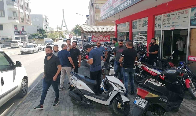 Parasını ödeyip alamadıklarını iddia ettikleri motosikletleri römorka yükleyip götürdüler