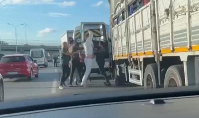Pendik'te minibüs ve TIR şoförünün yol kavgası kamerada 