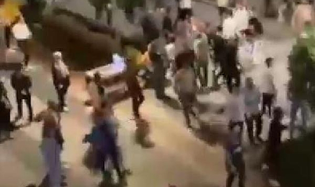 Polise mukavemette bulunduğunu sandığı turisti yumrukladı