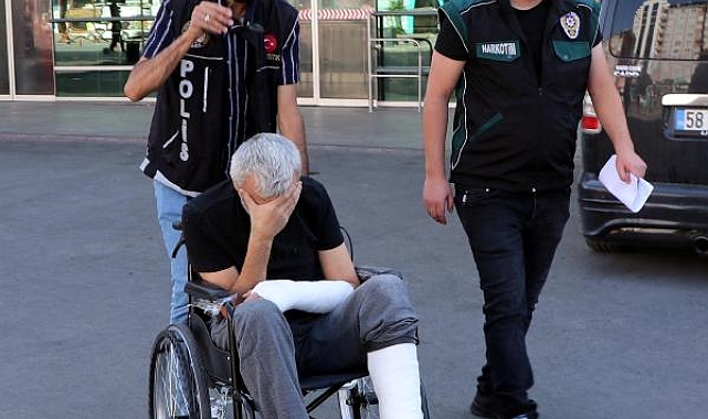 Polisten kaçarken ayağını ve kolunu kıran şüpheli, tekerlekli sandelye ile adliyede