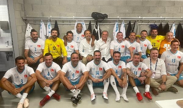 Replay maçında Terim kadroyu unuttu, oyuncular yardımcı oldu