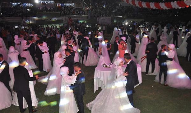 Reyhanlı'da 100 çift, toplu nikahla dünyaevine girdi