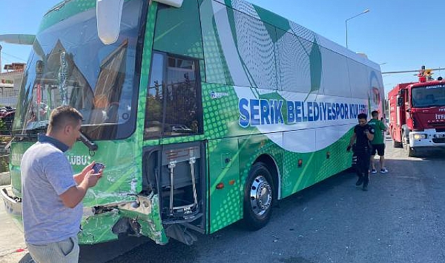 Serik Belediyespor takım otobüsü, otomobille çarpıştı !