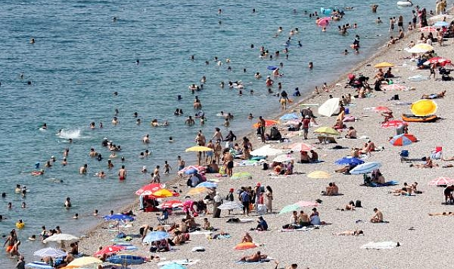 Sıcaktan bunalanlar Konyaaltı Sahili'ni doldurdu