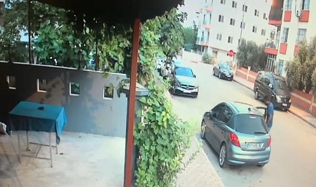 Sigara dumanı çıksın diye arabasının camını 3 santim açık bırakan gence 'bukalemun' hırsız şoku