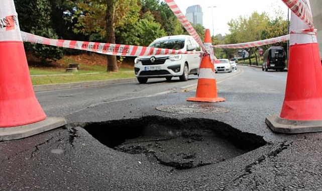 Şişli'de sağanak yağış nedeniyle yol çöktü