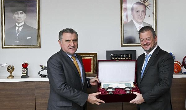 Spor Bakanı Bak, IPC Başkanı Andrew Parsons ile görüştü