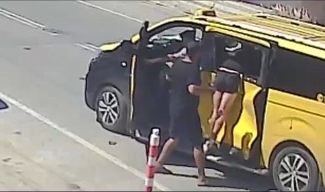 Taksiyle çarpışan motosiklet sürücüsü, fırlayarak girdiği camda asılı kaldı