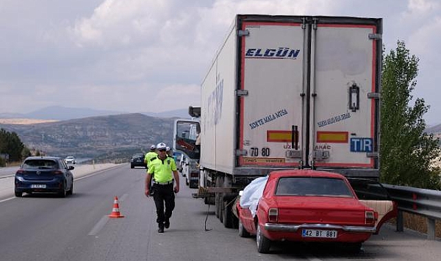 TIR'a arkadan çarpan otomobilin sürücüsü öldü, eşi ağır yaralı