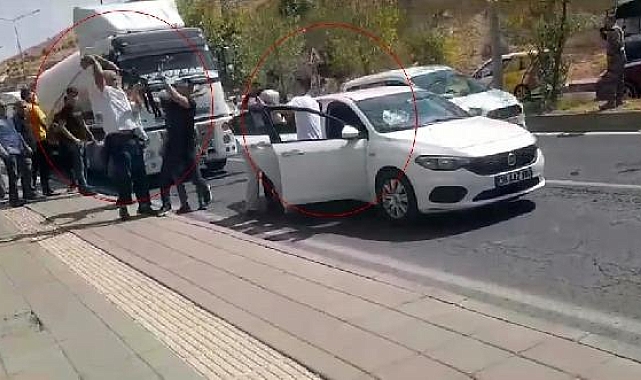 Trafikte taşlı- yumruklu 'yol vermeme' kavgası kamerada
