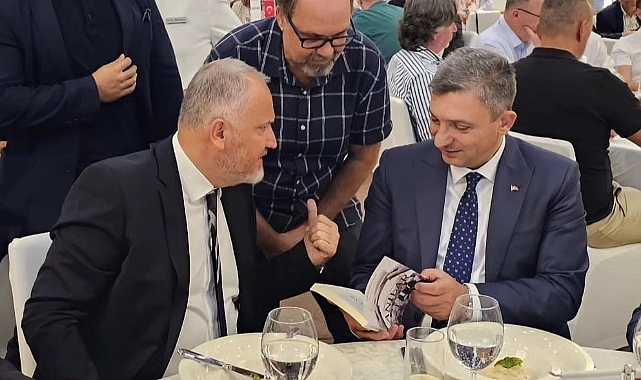 Vali Şahin’e anlamlı kitap hediyesi