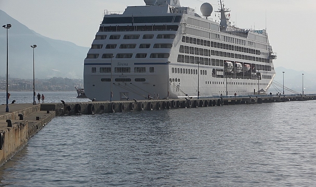 ABD'li 651 yolcu ve 392 personel taşıyan kruvaziyer Alanya Limanı'na demirledi