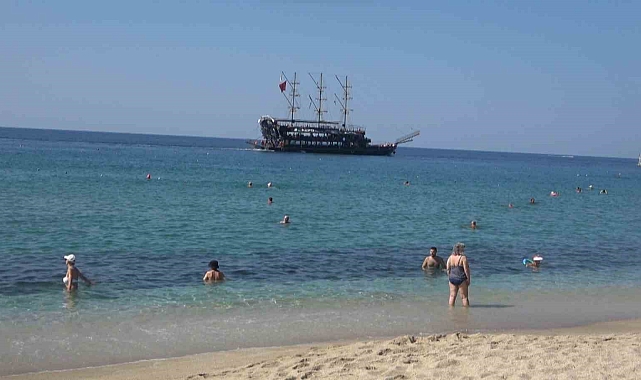 Alanya'da ekim ayında deniz keyfi sürüyor