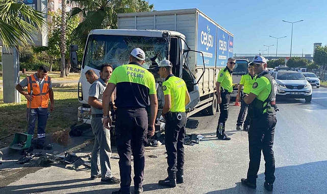 Antalya'da 4 araç birbirine girdi