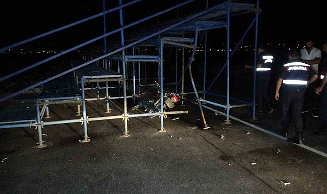 Antalya'da motosiklet demir yığınlarına çarptı: 2 ağır yaralı