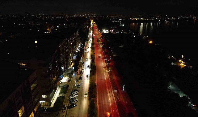 Antalya'da sokak lambaları kırmızı-beyaz aydınlatıyor