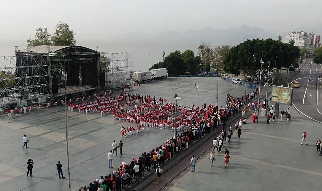 Antalyalı miniklerden Cumhuriyet'in 100'üncü yılına özel koreografi