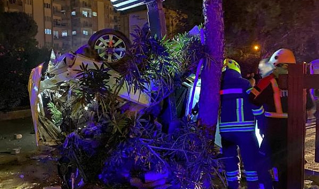 Aydın'da otomobil, kaldırımdaki direğe çarptı: 2 ölü