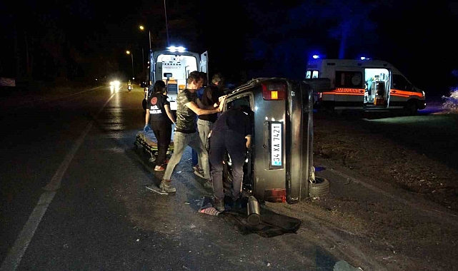 Aydınlatma direğine çarparak devrilen otomobilin içerisinde sıkıştı