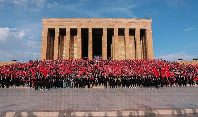 Bahçeşehir Koleji'nden 5 bin kişiyle Ata'ya 100'üncü yıl ziyareti