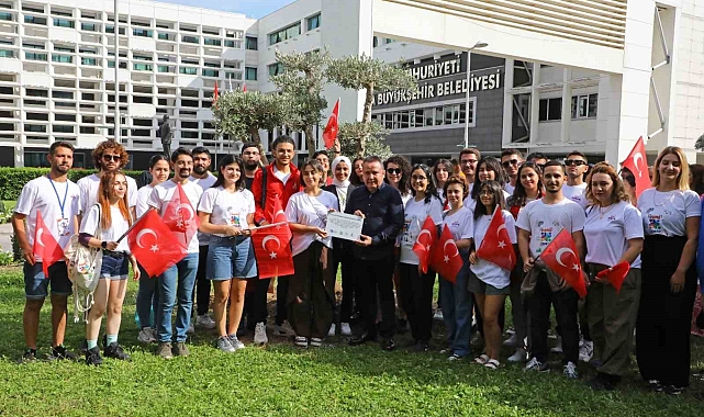 Başkan Böcek gençlerle barış için zeytin ağacı dikti