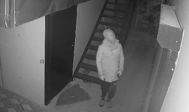 Başlarına kadın çorabı geçirip, güvenlik kamerasını baltayla kıran hırsızlık şüphelileri yakalandı