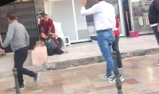 Cadde ortasında eşini bıçakladı