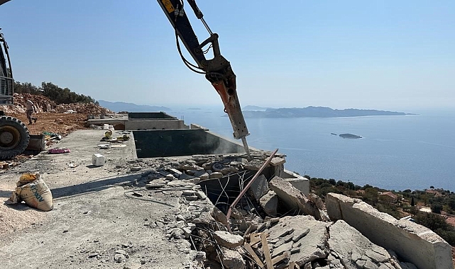 Deniz manzaralı kaçak yapılar yıkıldı