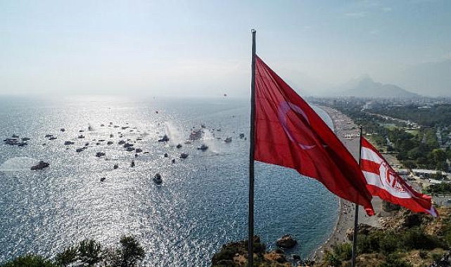 Denizde 'Cumhuriyet' kutlaması