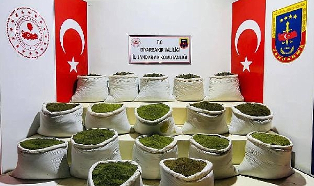 Diyarbakır'da 1 ton 354 kilo esrar ile 122 bin kök Hint keneviri ve skunk ele geçirildi