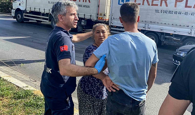 Feci kazada ölümden dönen gence, kadın akrabasından sevinç öpücüğü