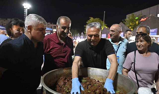 Festivalde Kardeş Türküler gecesi