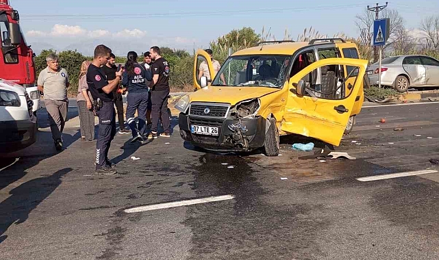 Hafif ticari araç ile otomobil çarpıştı: 4 yaralı