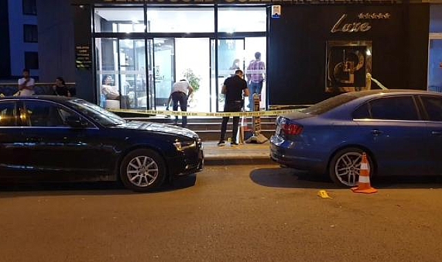 İşyerine düzenlenen silahlı saldırıda yoldan geçen anne ve kızı yaralandı