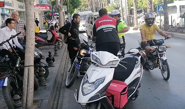 Kafalarında olması gereken kaskı motosiklete taktılar, cezalardan kaçamadılar