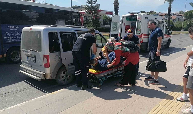 Kanser tedavisi görmeye giderken kaza yaptılar, yola ambulansla devam etti
