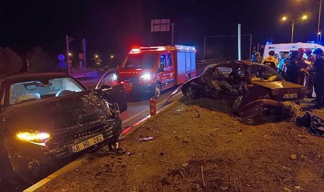 Kavşakta 2 otomobil çarpıştı; uzman çavuş öldü, 2 yaralı