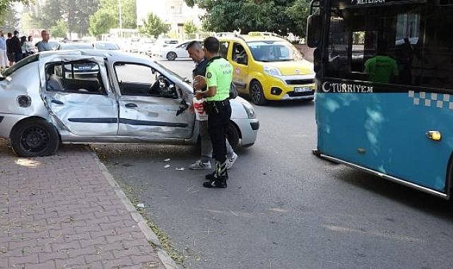 Kazada yaralanan eşinin arkasından gözyaşı döktü