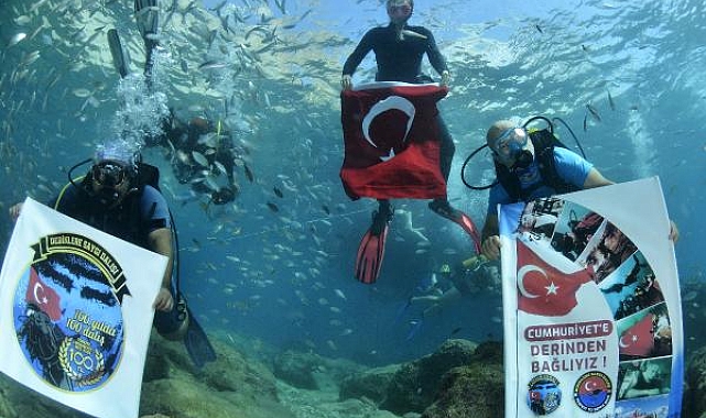 Kemer'de dalgıçlar, Cumhuriyet Bayramı'nı deniz altında kutladı