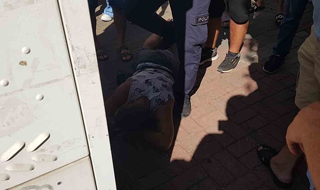 Kolombiyalı hırsızlık şüphelilerini 50 metre kovalayıp yere yatırdılar