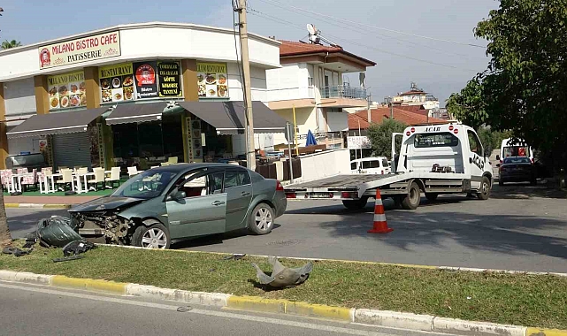 Lastiği patlayan otomobil refüjdeki palmiyeye ve kaldırıma çarptı: 2 yaralı