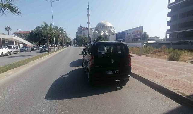 Manavgat'ta hafif ticari araçla motosiklet çarpıştı: 1 yaralı