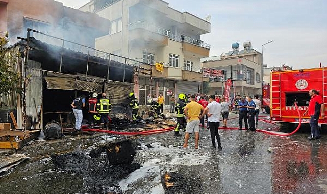 Mersin'de mobilya döşeme imalathanesinde yangın