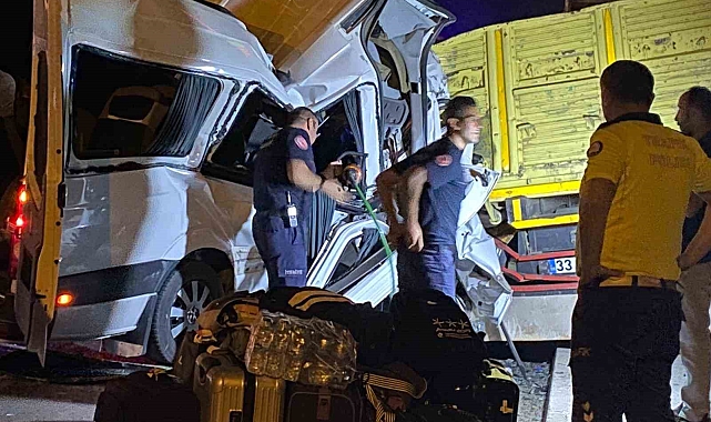 Minibüsün park halindeki kamyona ok gibi saplandığı kaza kamerada: 2 ölü, 9 yaralı