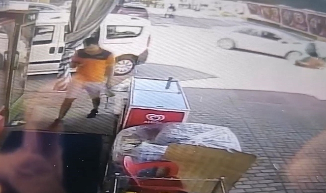 Motosiklet ile arabanın kazası kameralara yansıdı