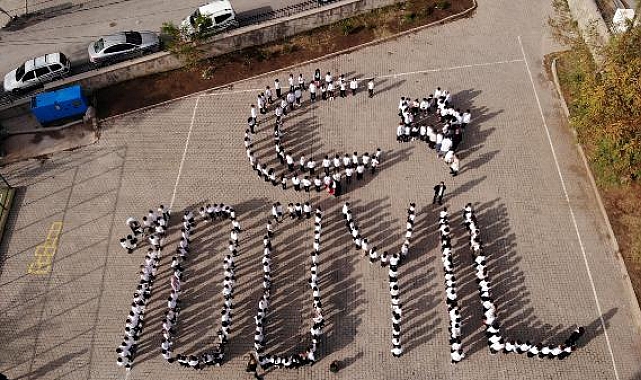 Öğrenciler bedenleriyle '100'üncü yıl' görseli oluşturdu; dronla görüntülendi