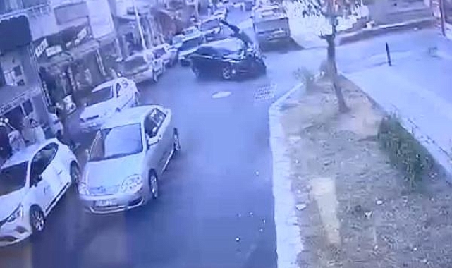 Otomobile çarpan motosikletin sürücüsü yaralandı; kaza anı kamerada